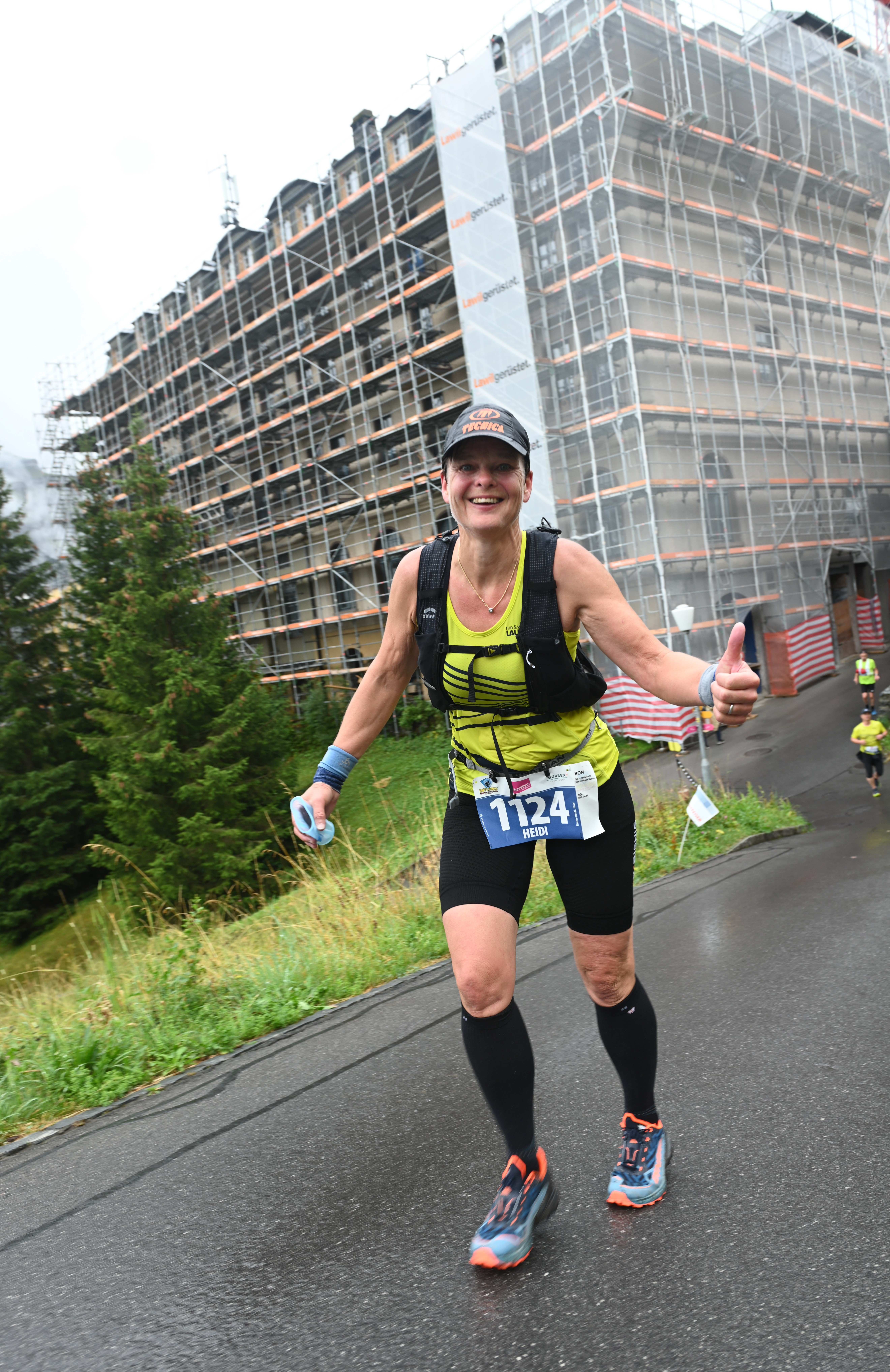 Heidi vor dem eingerüsteten Hotel Palace